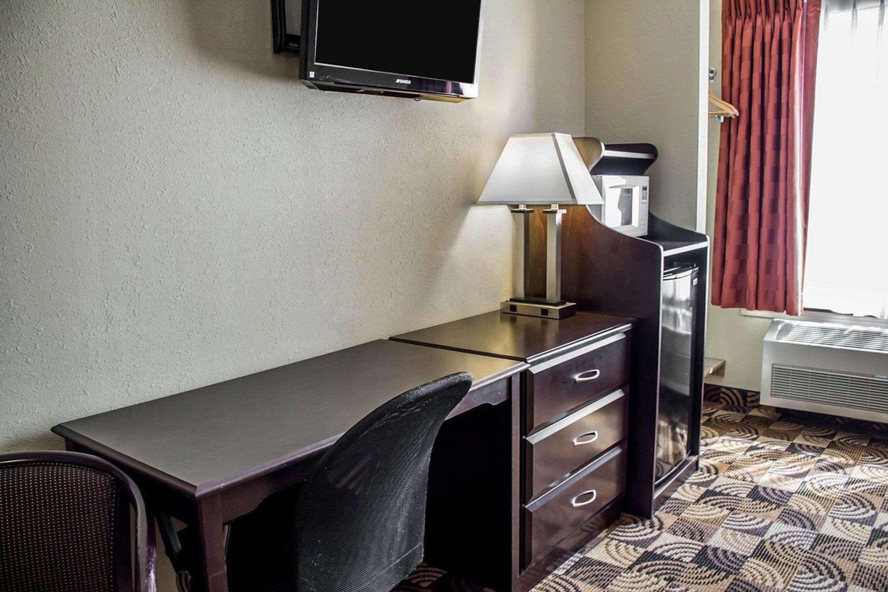 Quality Inn Brunswick Cleveland South Екстер'єр фото