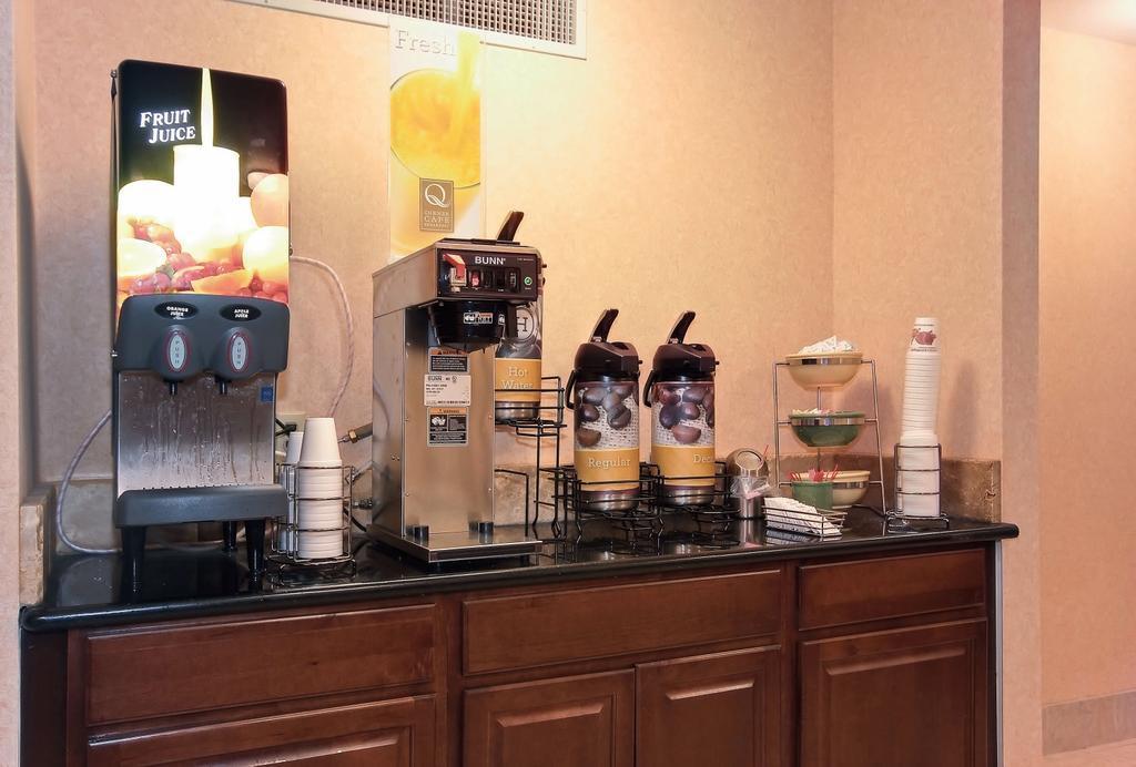 Quality Inn Brunswick Cleveland South Екстер'єр фото