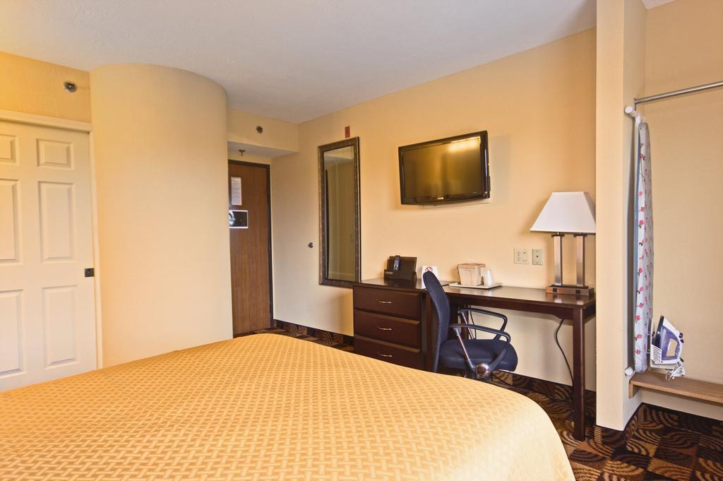 Quality Inn Brunswick Cleveland South Екстер'єр фото
