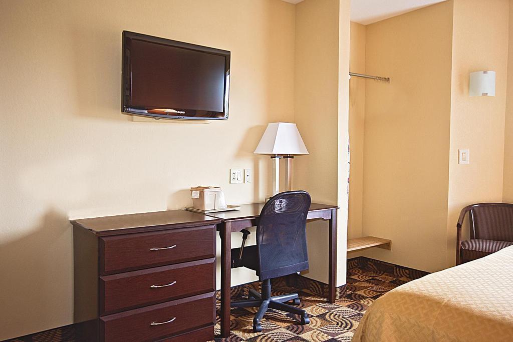 Quality Inn Brunswick Cleveland South Екстер'єр фото