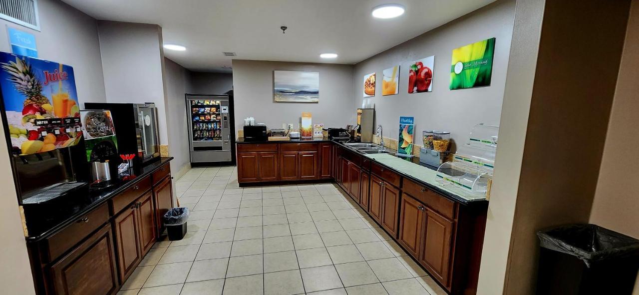 Quality Inn Brunswick Cleveland South Екстер'єр фото