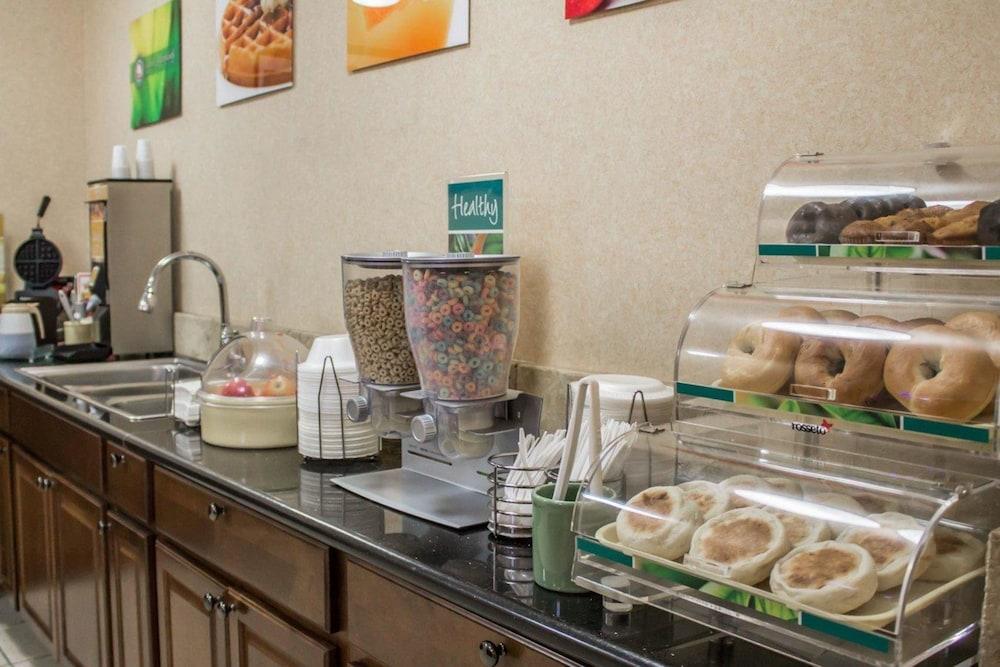Quality Inn Brunswick Cleveland South Екстер'єр фото